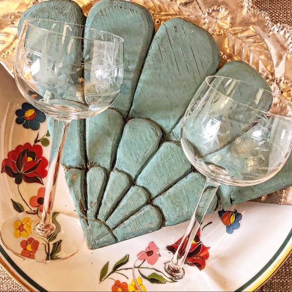 Pair of Spiral Star Etched Crystal Wine Glasses - Picture 3 of 15